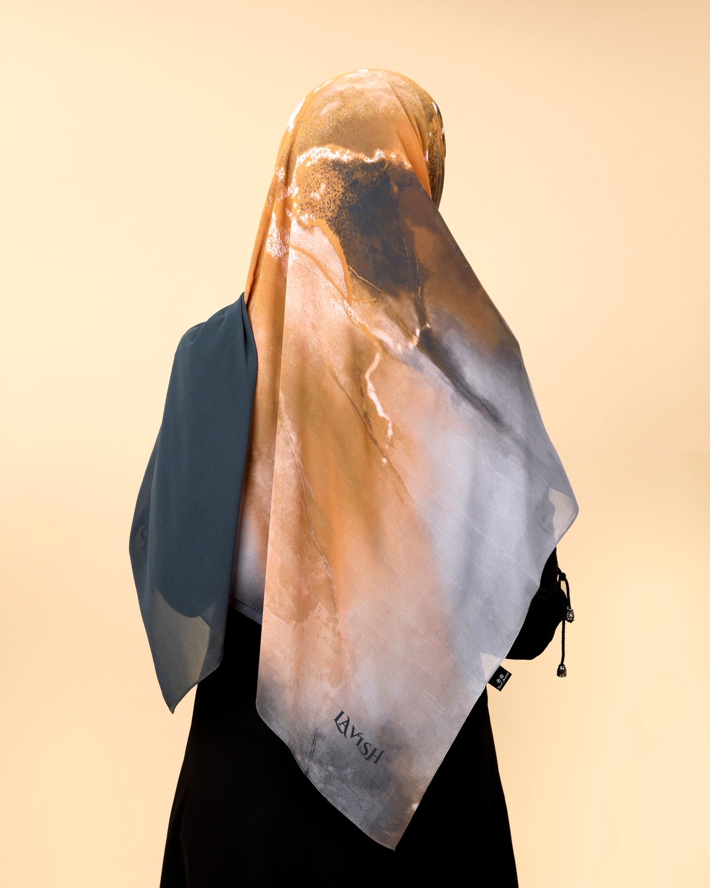Crepe-SilkTouch Eśarp in Black Honey
